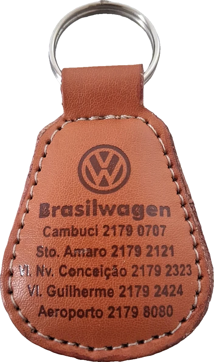 Chaveiro de couro costurado com a marca da concessionária gravada